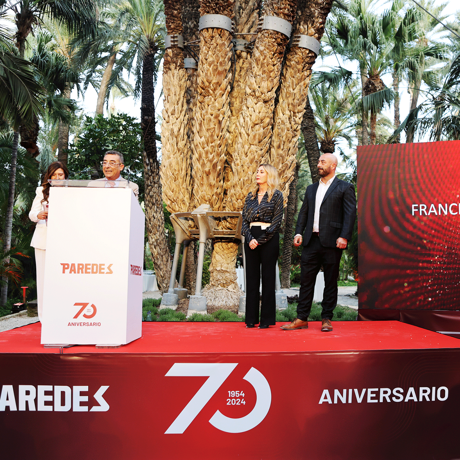 Hermanos Paredes dando un discurso en la gala el 70 aniversario de Paredes